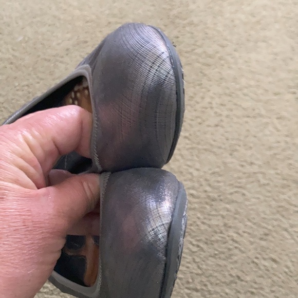 NWOT Born Silver flats - Picture 4 of 5